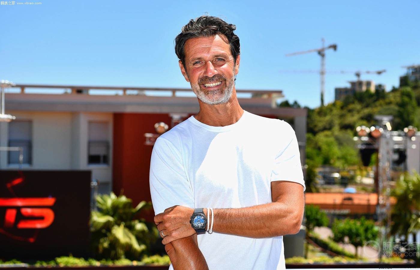 时表现得异 时表现得异